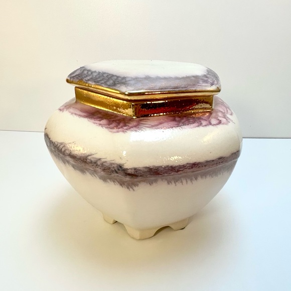 Cherish Porcelain vanity container or dresser box. Art nouveau style. - Picture 2 of 12